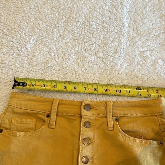 Universal thread Gold button fly cut off Jean Shorts Iowa Hawkeyes Size 4 - Picture 9 of 9